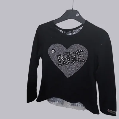 T-shirt fille noir avec cœur strass “LOVE” – élégant et tendance